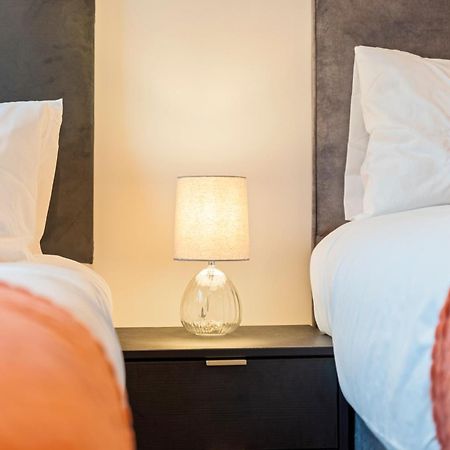 ברמינגהאם Shanti Suite - 2Bed 2Bath City Centre - Wifi - Netflix- Parking- Modern- Perfect For Family, Contractors, Leisure, Business By Shanti Nights מראה חיצוני תמונה