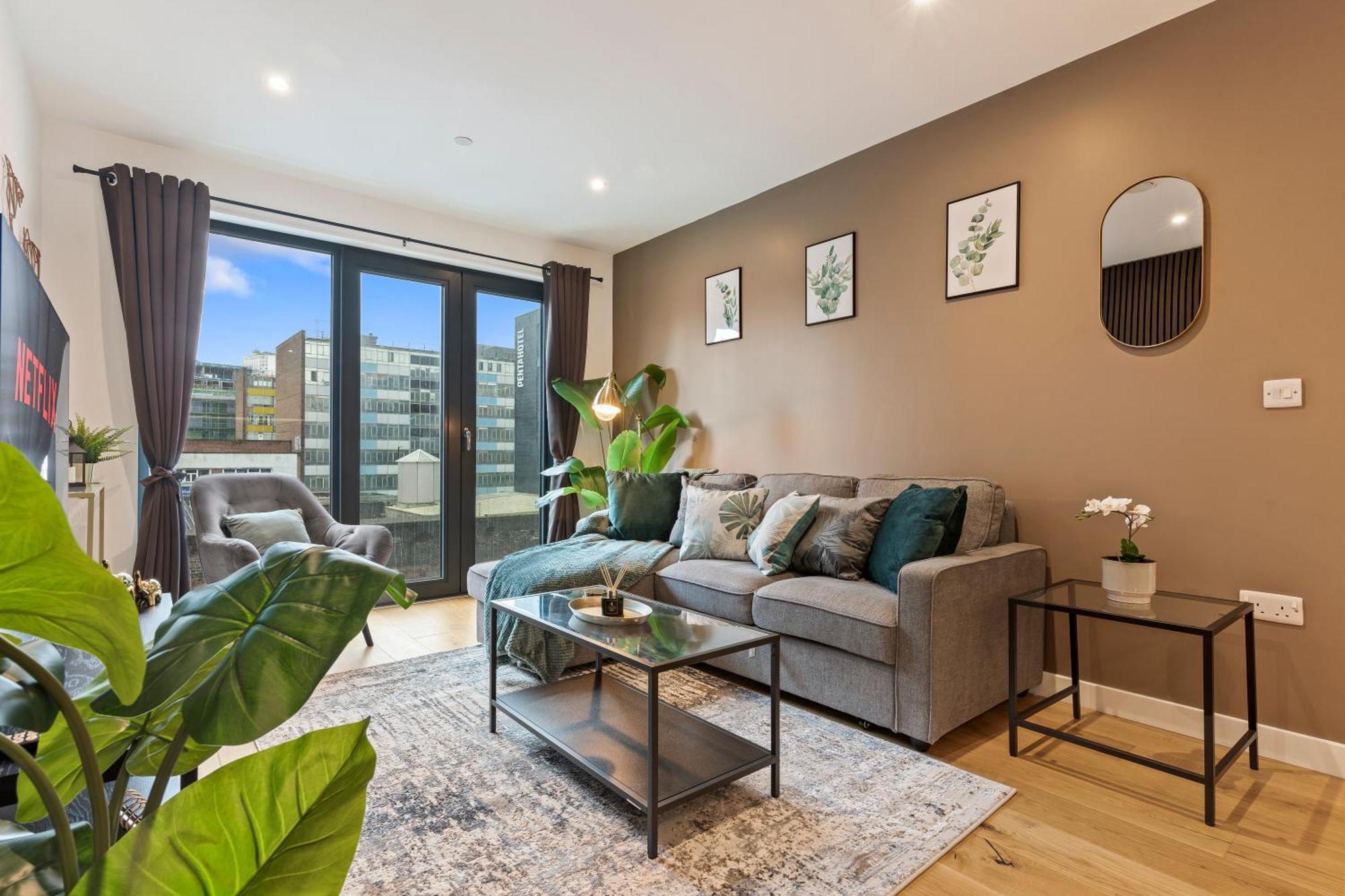 ברמינגהאם Shanti Suite - 2Bed 2Bath City Centre - Wifi - Netflix- Parking- Modern- Perfect For Family, Contractors, Leisure, Business By Shanti Nights מראה חיצוני תמונה