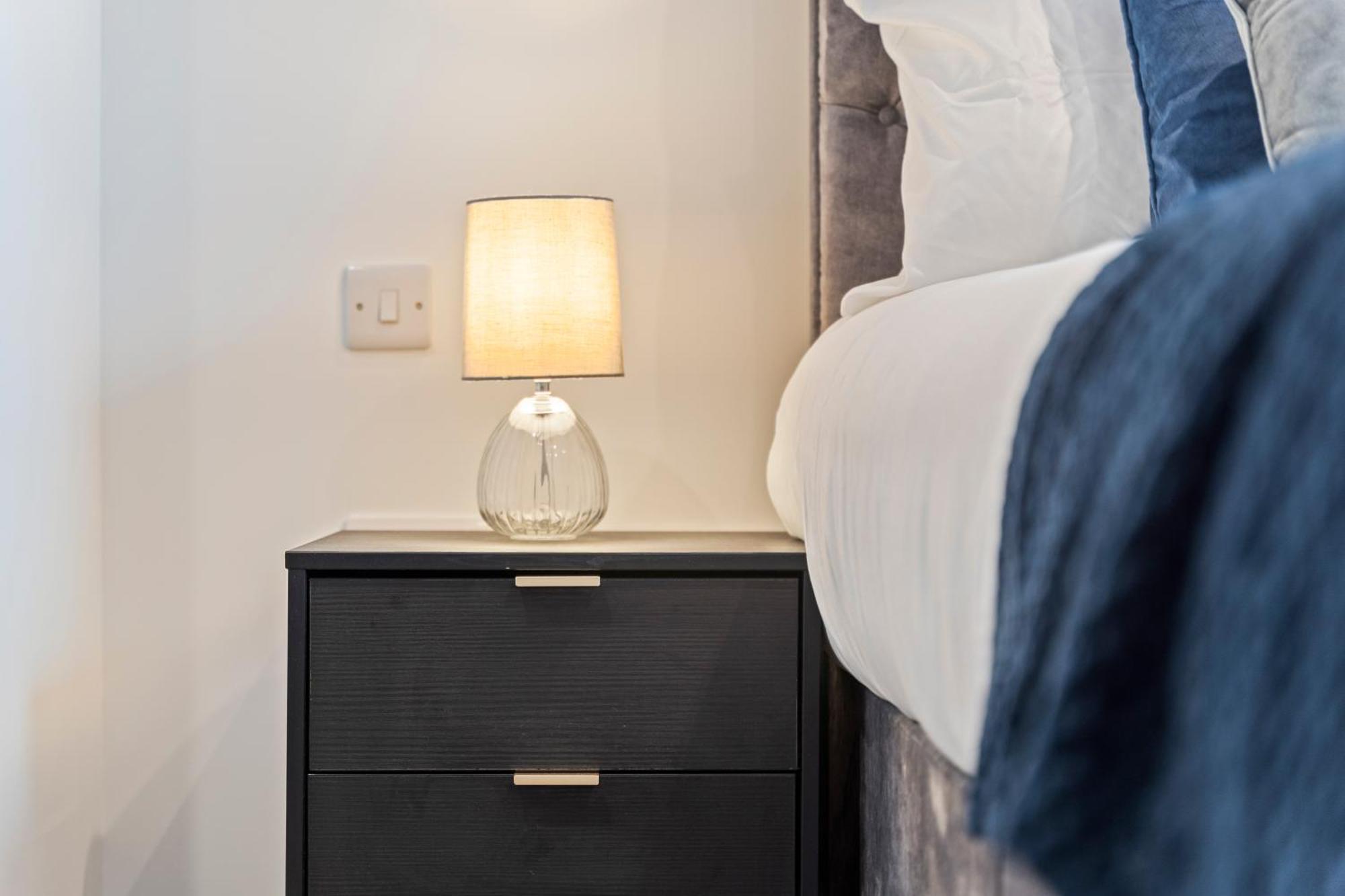 ברמינגהאם Shanti Suite - 2Bed 2Bath City Centre - Wifi - Netflix- Parking- Modern- Perfect For Family, Contractors, Leisure, Business By Shanti Nights מראה חיצוני תמונה