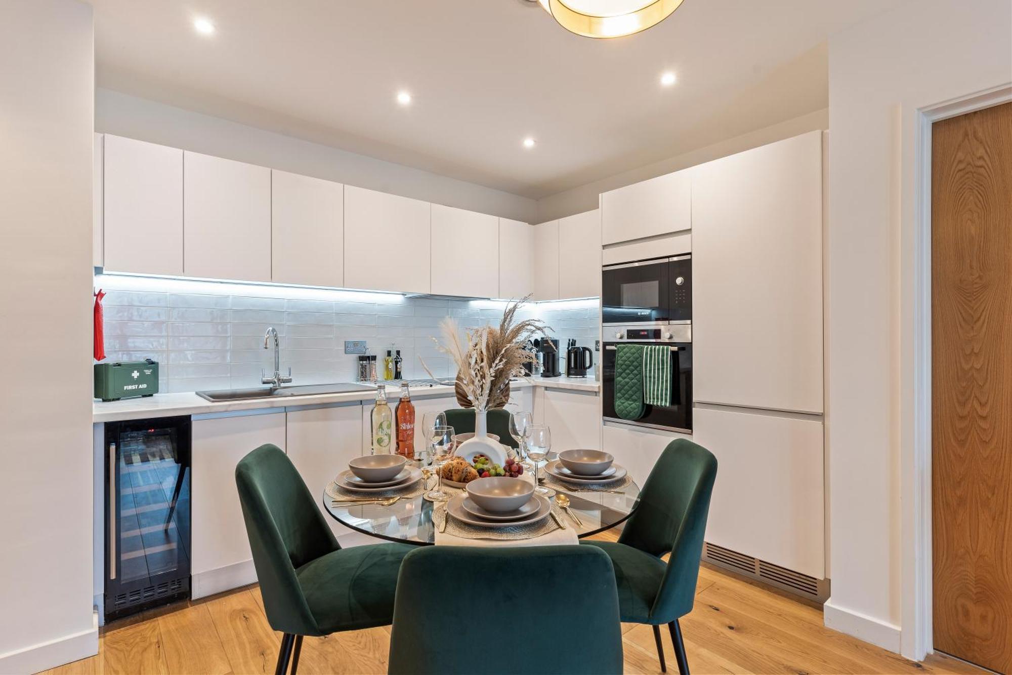 ברמינגהאם Shanti Suite - 2Bed 2Bath City Centre - Wifi - Netflix- Parking- Modern- Perfect For Family, Contractors, Leisure, Business By Shanti Nights מראה חיצוני תמונה