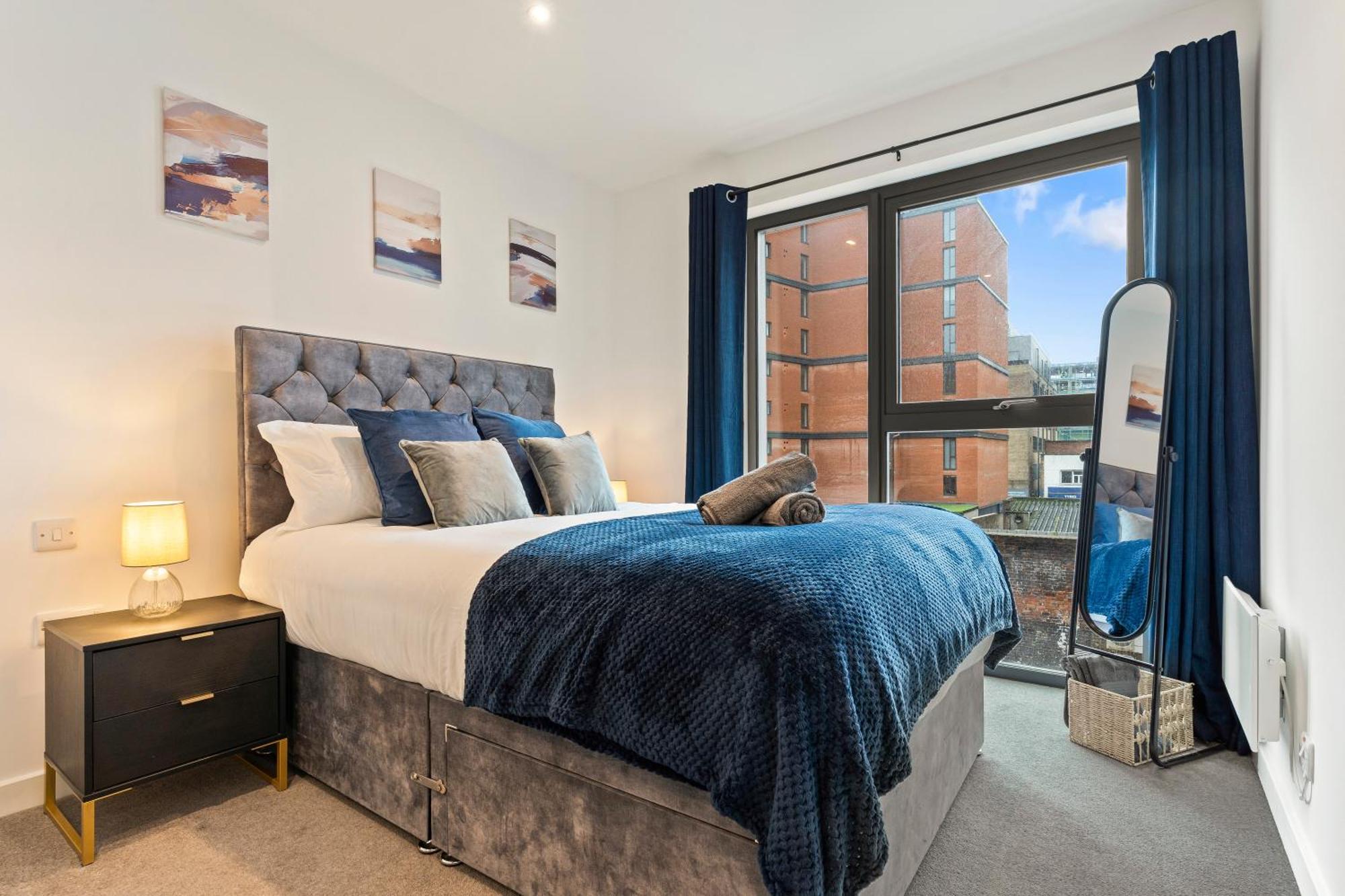 ברמינגהאם Shanti Suite - 2Bed 2Bath City Centre - Wifi - Netflix- Parking- Modern- Perfect For Family, Contractors, Leisure, Business By Shanti Nights מראה חיצוני תמונה